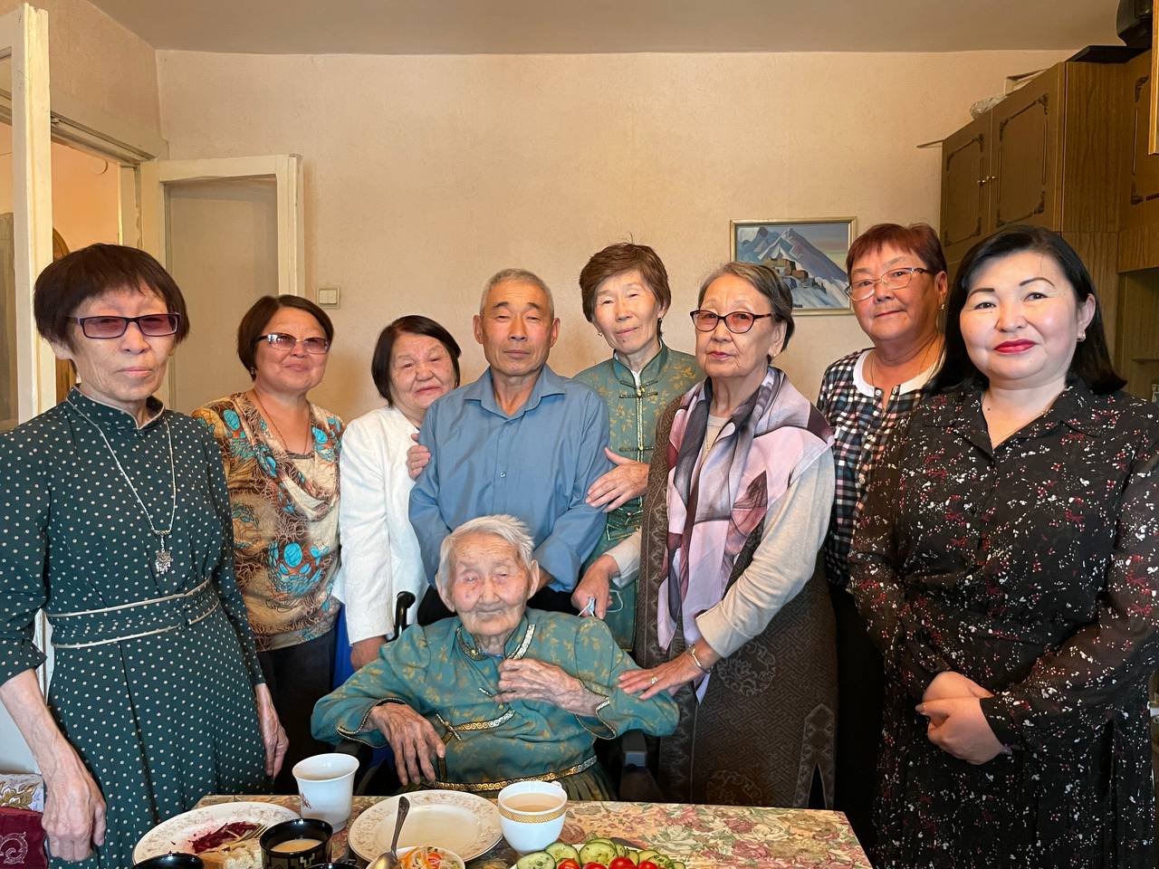 Фото В районе Бурятии поздравили 100-летнего заслуженного учителя РСФСР