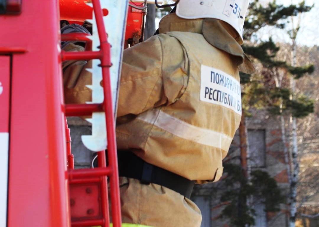 Фото В Бурятии пожарные вывели людей из задымленного дома