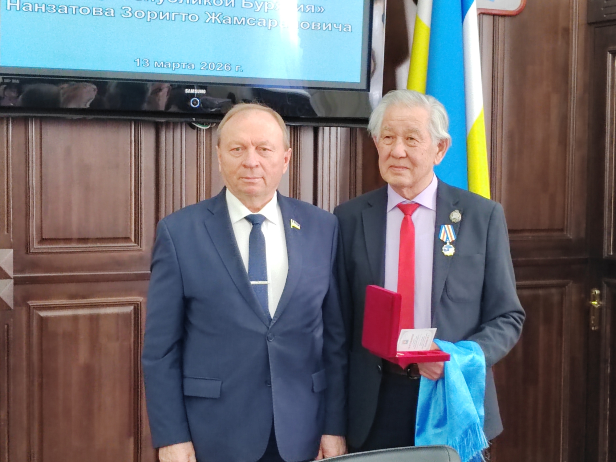 Фото Депутаты Народного Хурала поздравили известного врача Бурятии с высокой наградой 