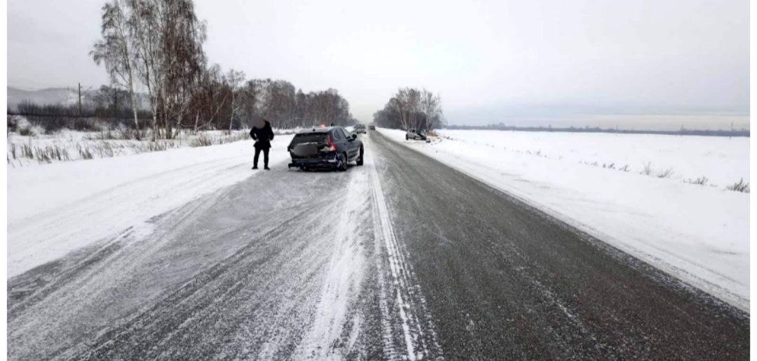 Фото В Бурятии водителя Вольво занесло на скользкой дороге