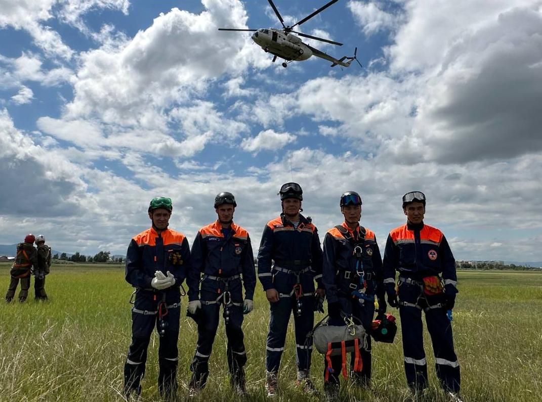 Фото Спасатели Бурятии десантировались с вертолета на высоте 40 метров