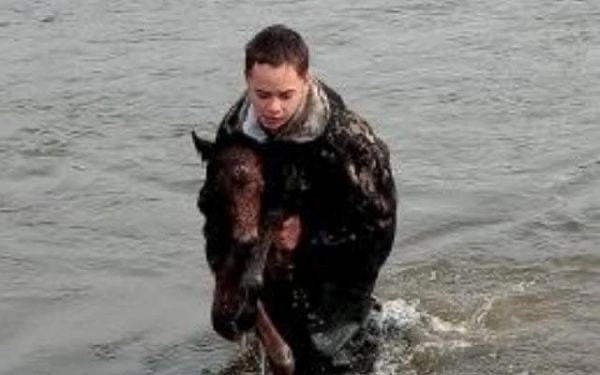 Фото В Бурятии мальчик спас жеребенка из бурлящей реки