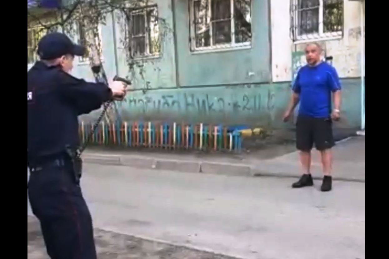 Нападение с оружием. В Усолье-Сибирском полицейские. Напал с ножом на полицию. Нападение с ножом на полицейского. Нападение на сотрудника полиции.