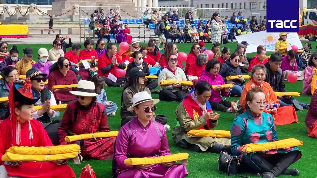 Фото Буддисты Монголии провели массовую медитацию на главной площади Улан-Батора