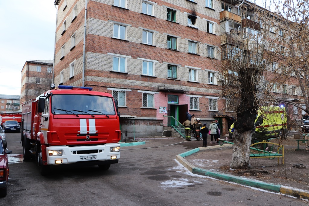 Фото Пожарные вытащили улан-удэнца из горящей квартиры