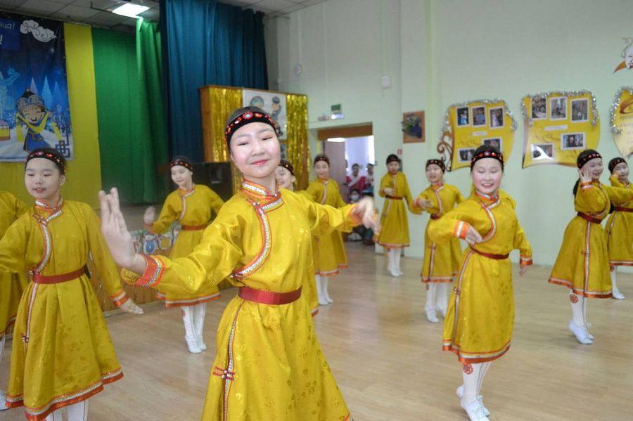 Фото В Бурятии ансамбль «Булжамуур» подарил праздник детскому дому-интернату «Журавушка»