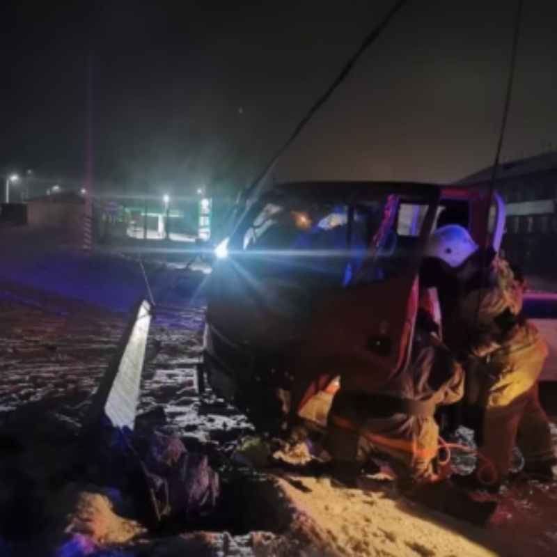 Фото Ночью в Улан-Удэ грузовик сбил электрический столб (ВИДЕО)