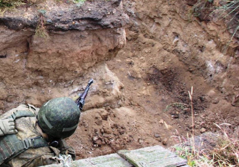 Фото В Бурятии заключившие контракт военнослужащие ВВО учатся штурмовать окопы