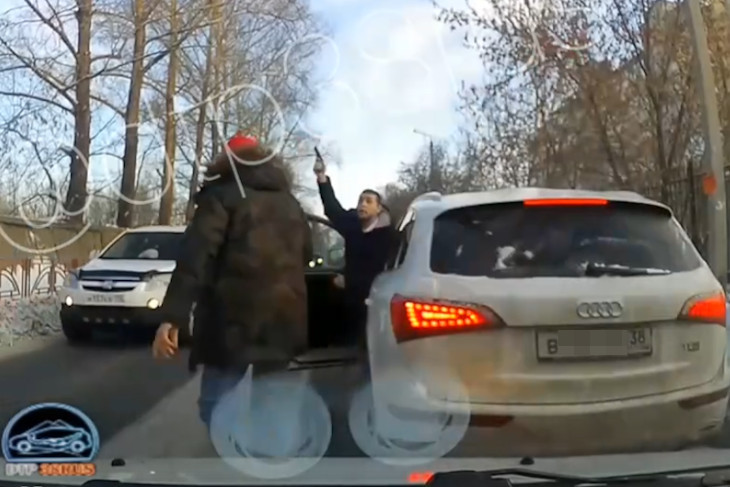 Фото Водитель Audi выстрелил из травматического пистолета во время дорожного конфликта в Иркутске