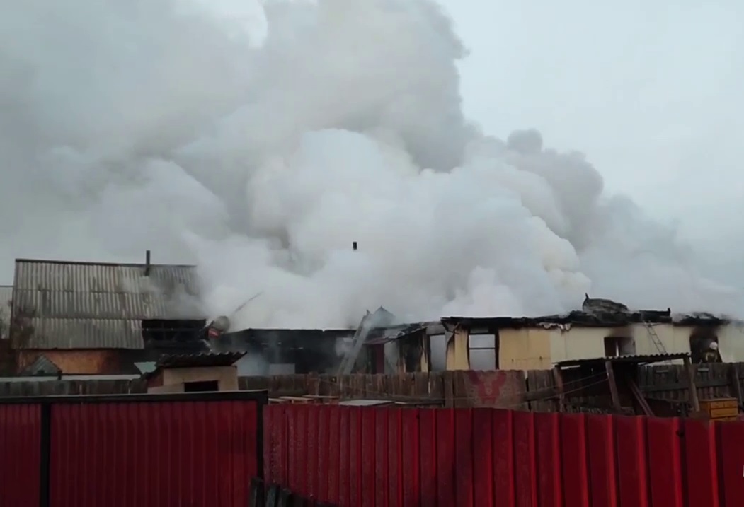 Фото В Улан-Удэнском СНТ «Строитель» сгорел жилой дом