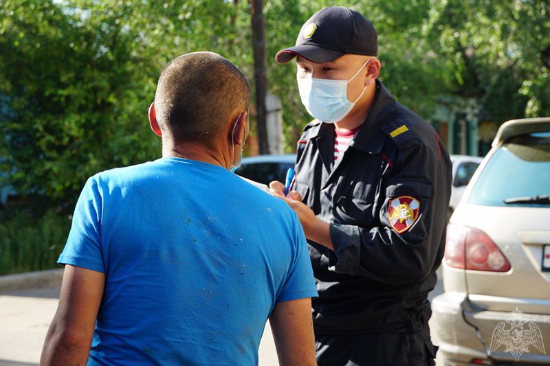 Фото Улан-удэнец при виде машины Росгвардии бросил наркотики и стал убегать