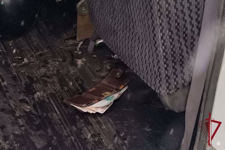Фото В Закаменске пожилая воровка во время задержания подкинула кошелек в служебную машину