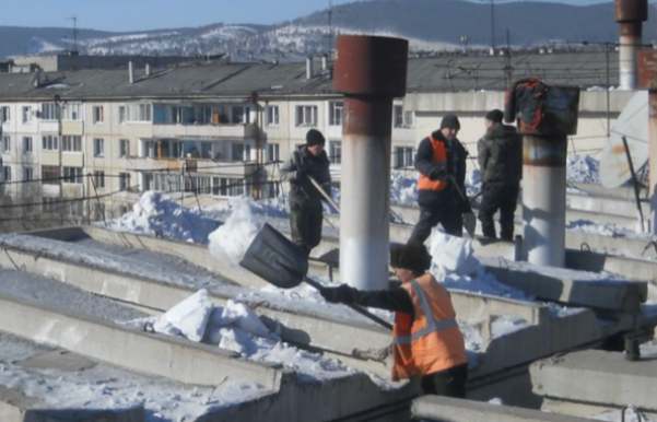 Фото В Улан-Удэ началась массовая уборка снега с крыш домов (ФОТО)