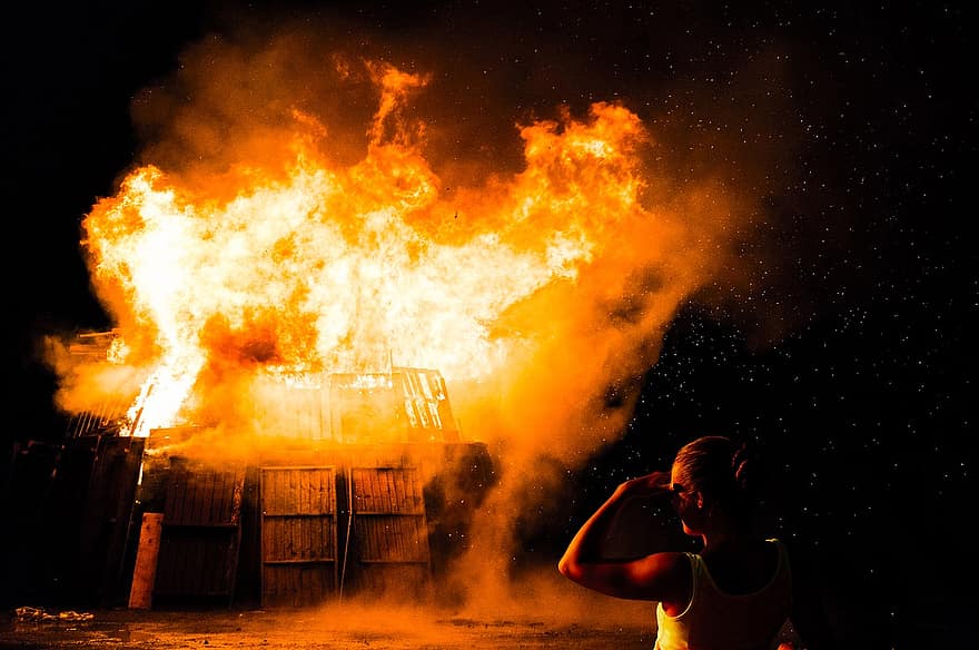 Фото В селе Бурятии хозяйка сжигала мусор и спалила гараж со стайкой