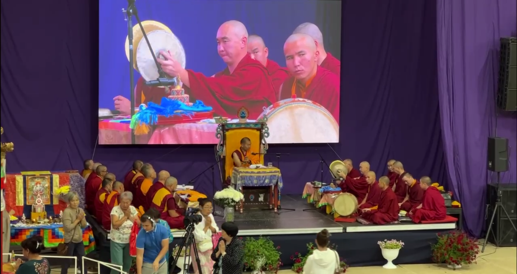 Фото В Улан-Удэ разрушили песочную мандалу, бережно возводимую в течение 4 дней