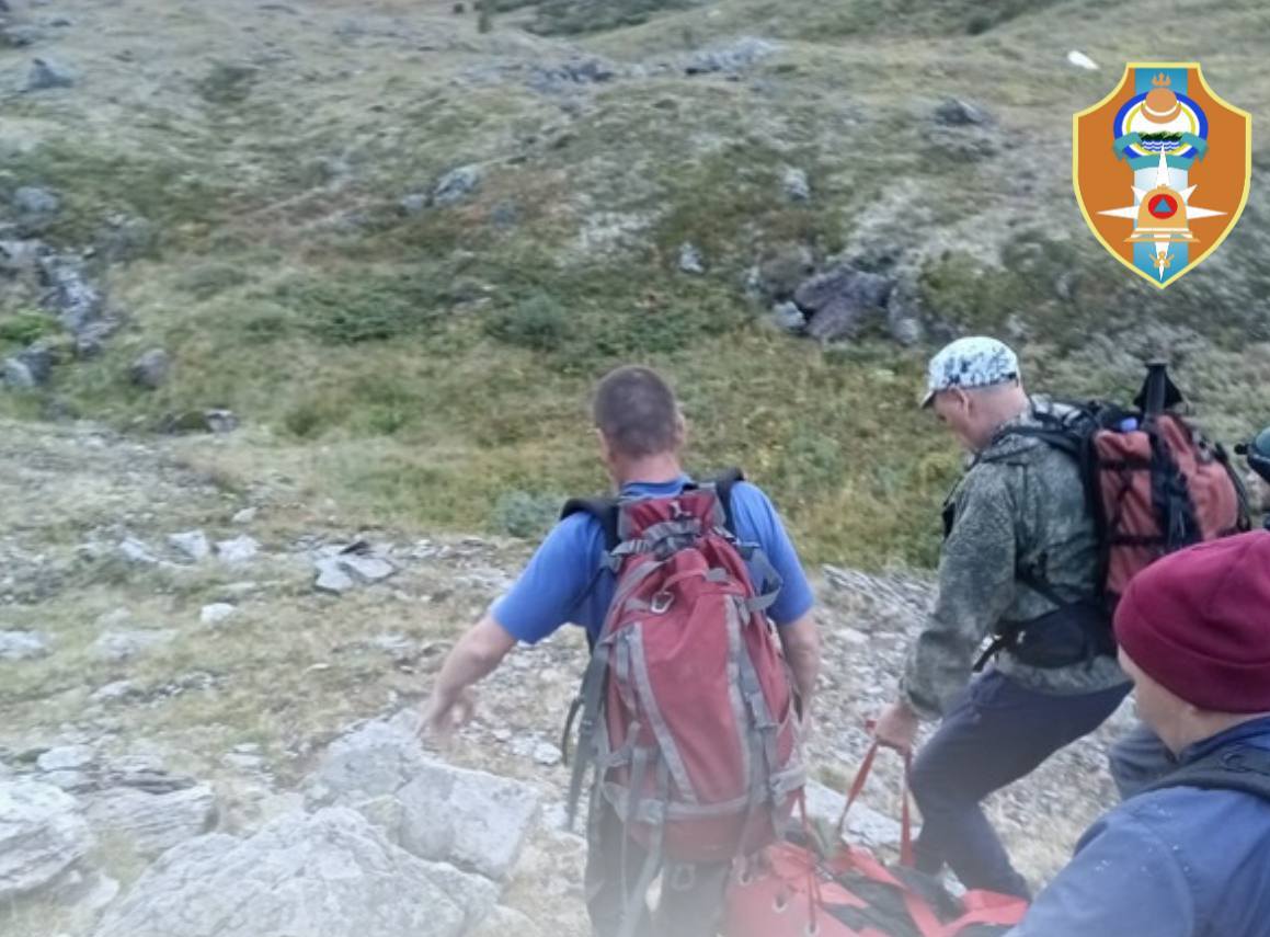 Фото Туристка сорвалась со скалы и повредила ногу в горах Бурятии