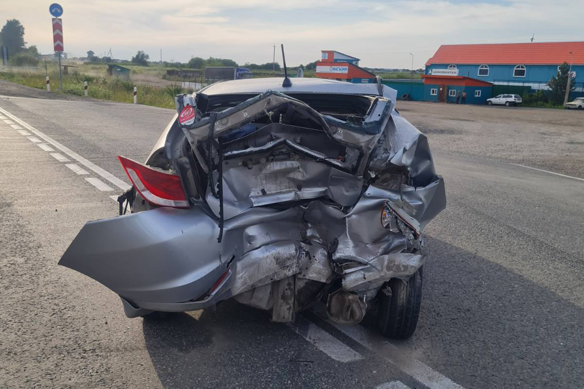 Фото В Бурятии водитель иномарки врезался в стоящий автомобиль