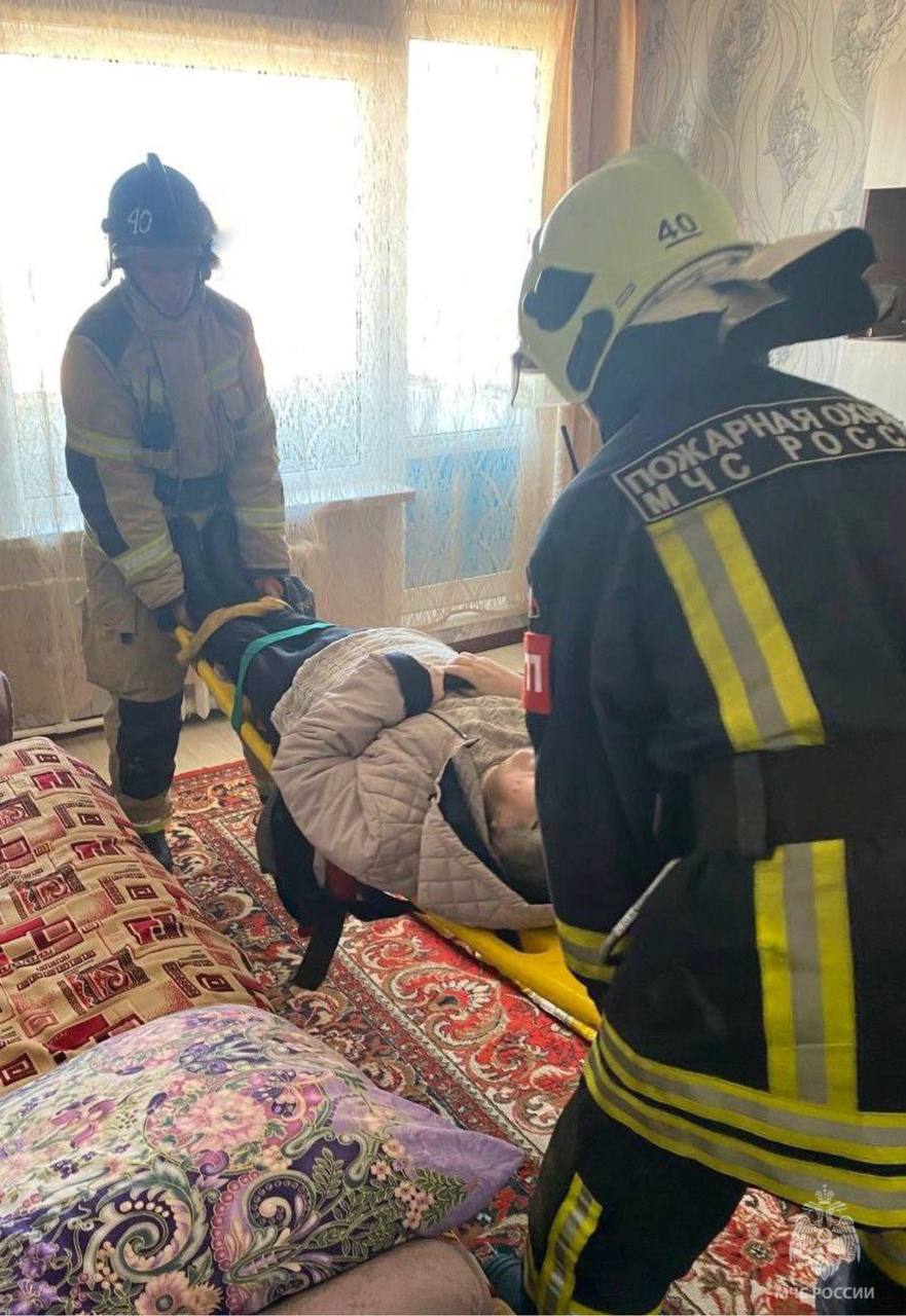 Фото В Бурятии пожарные занесли бабушку в квартиру