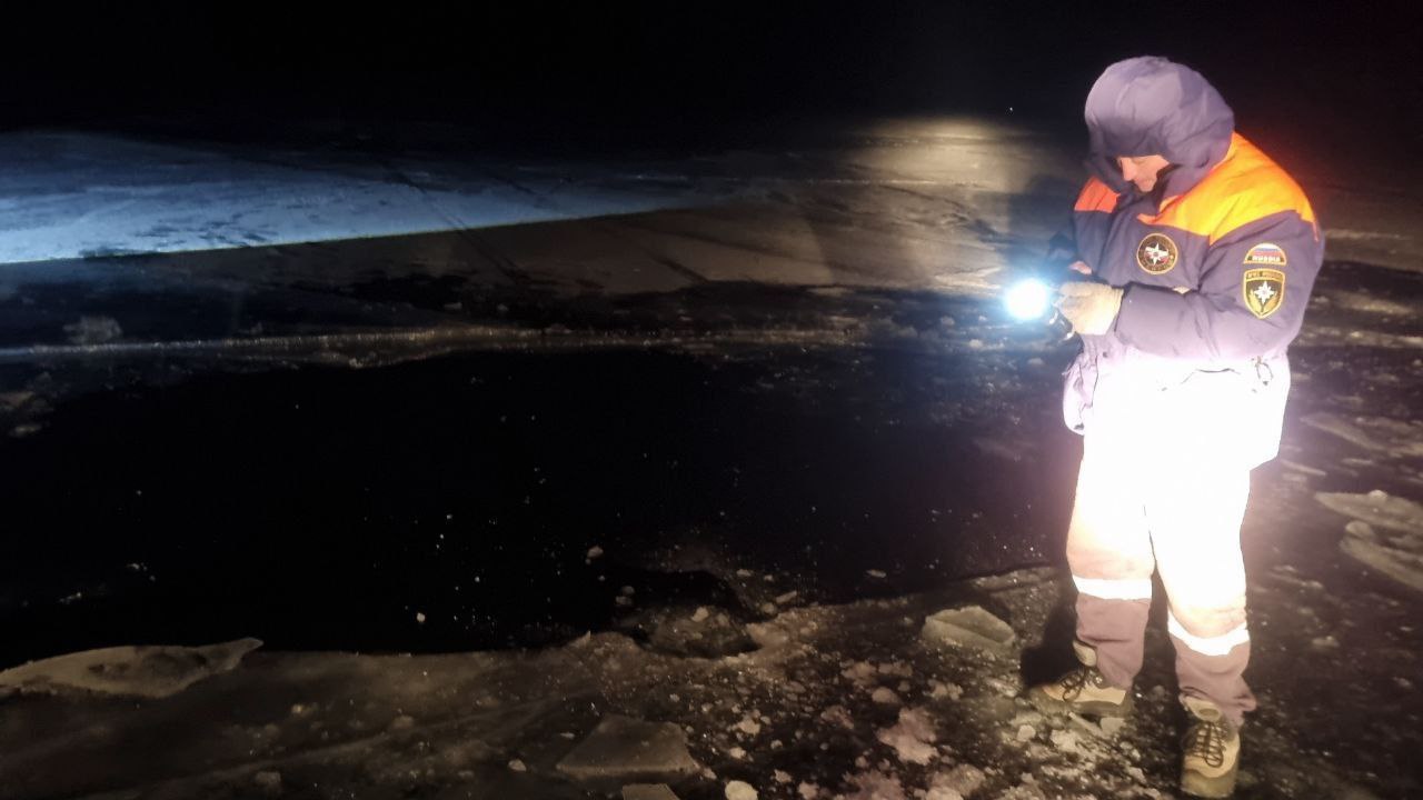 Фото Два человека погибли на Байкале, провалившись в машине под лед