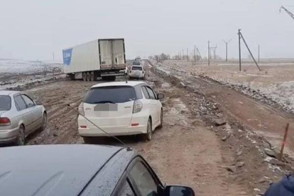 Фото В районе Бурятии из-за дождя "развело" дорогу (ФОТО)