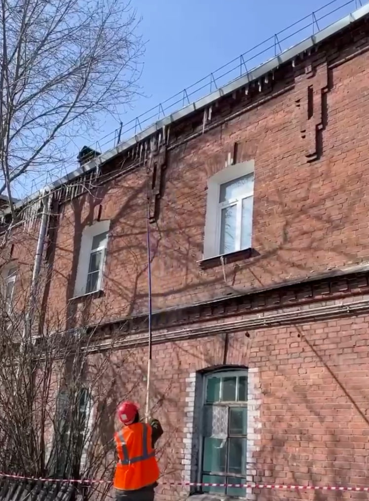 Фото В Улан-Удэ сосульки начали сбивать удочками