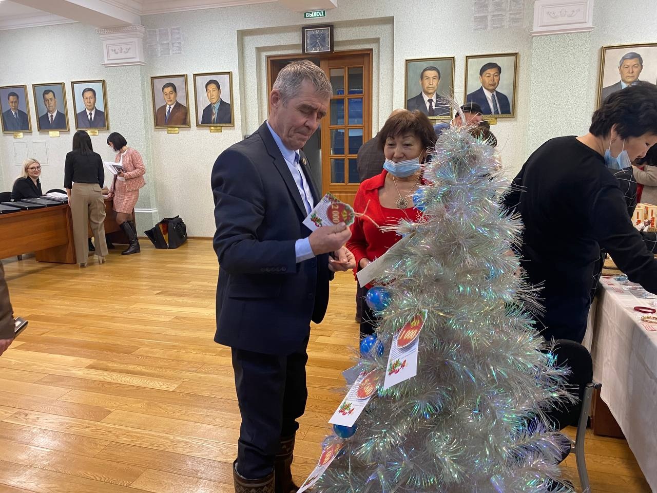 Фото Депутаты горсовета Улан-Удэ поучаствовали в акции «Подарим радость Нового года детям»