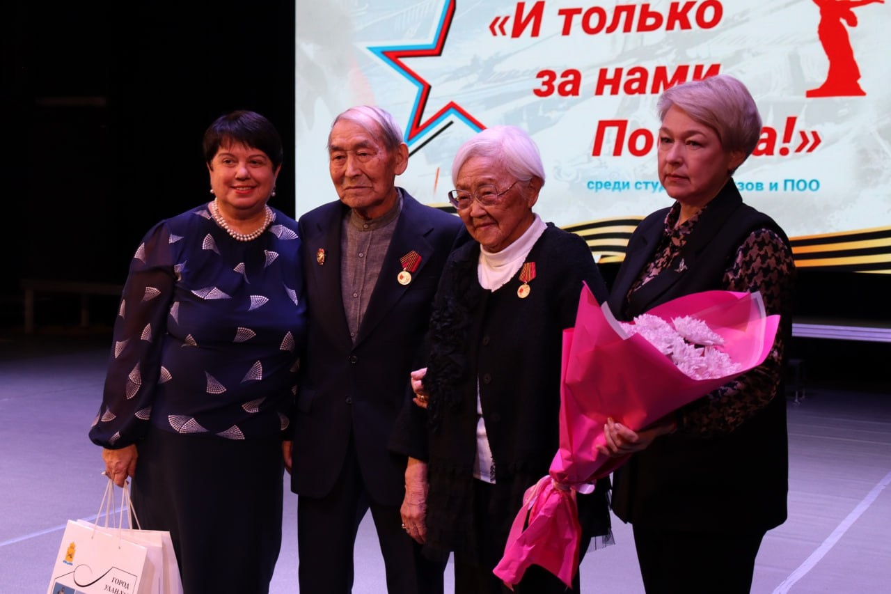 Фото Улан-удэнской пожилой семейной паре вручили награду