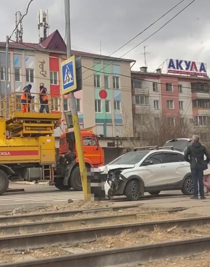 Фото Въехала в знак и оборвала провода: в центре Улан-Удэ автоледи перепутала газ с тормозом