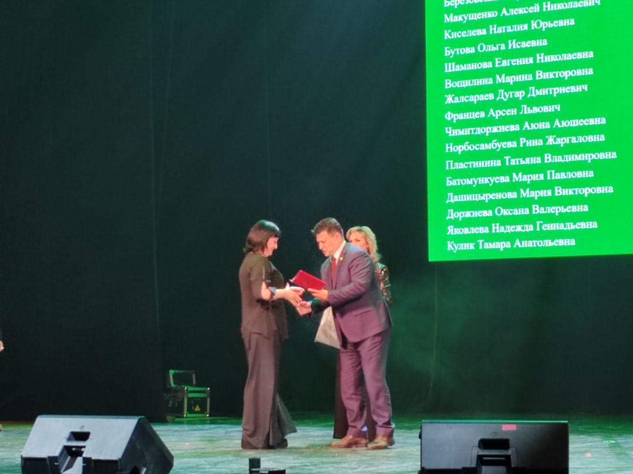 Фото Благодарственные письма Улан - Удэнского горсовета вручены работникам торговой компании