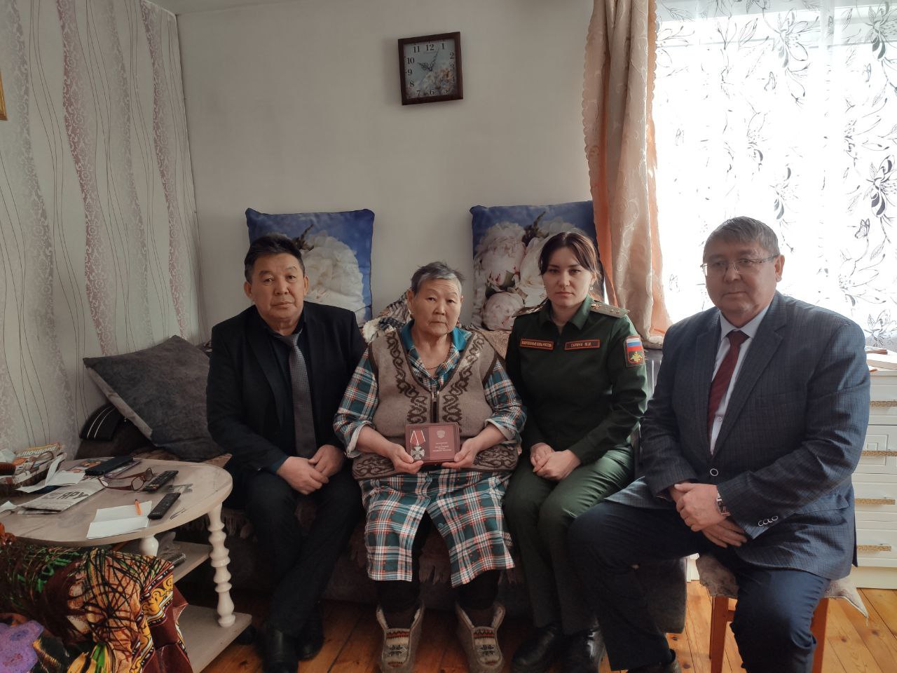 Фото В Бурятии семье погибшего бойца передали орден Мужества