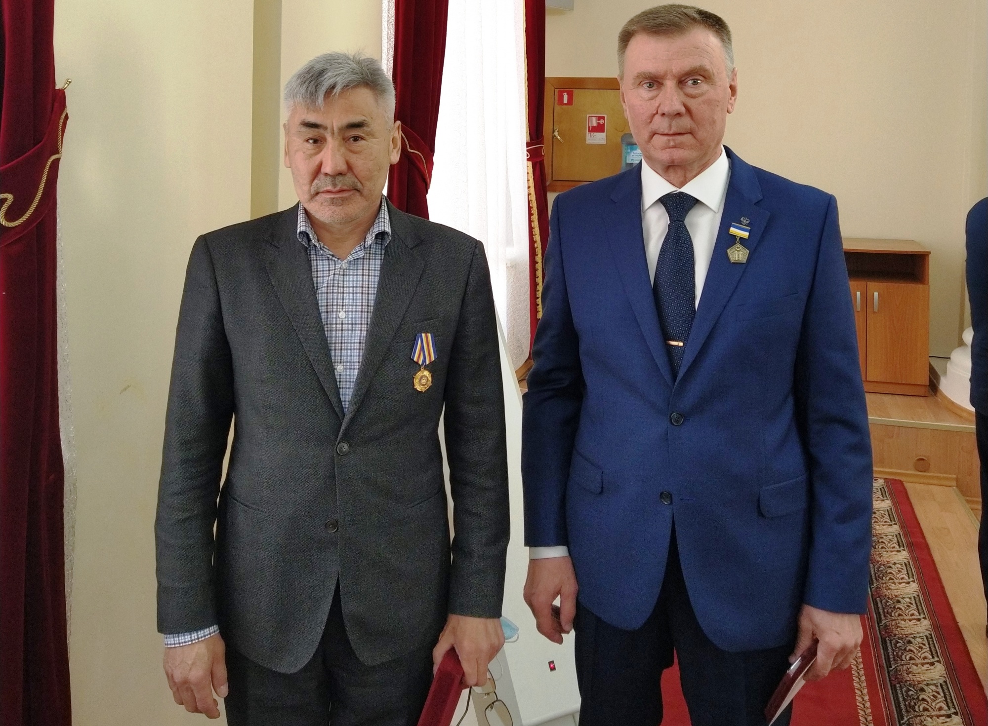 Фото В День российского парламентаризма наградили депутатов Народного Хурала Бурятии
