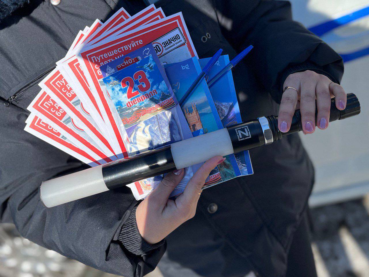 Фото В районе Бурятии сотрудницы полиции и общественницы поздравили мужчин с днём Защитника Отечества