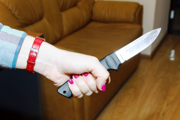Фото Молодая жительница Бурятии изрезала отчима ножом