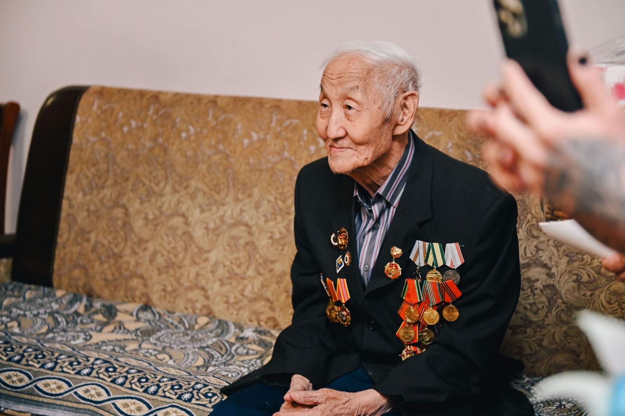 Фото Глава Бурятии навестил и поздравил с Днем Победы 96-летнего ветерана 