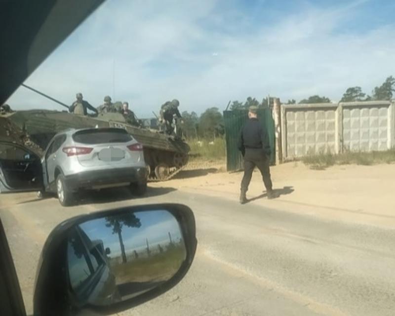 Фото В Улан-Удэ иномарка столкнулась с танком