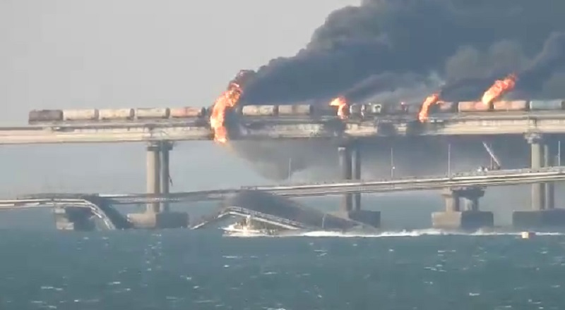Фото Движение после взрыва на Крымском мосту восстановлено