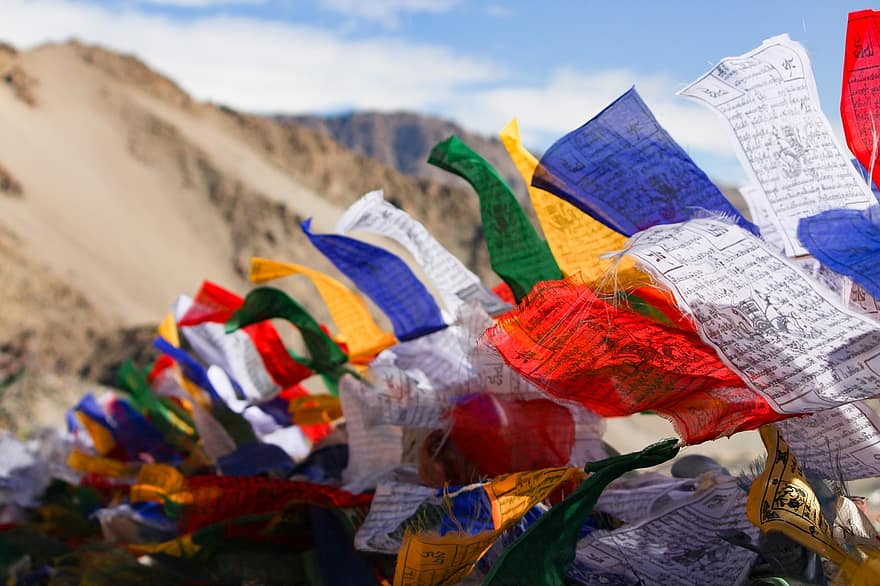Фото Лама из Бурятии пояснил, что символизируют пять цветов Буддийского флага