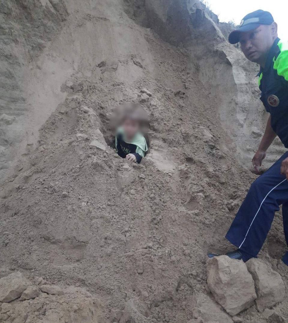 Фото В Бурятии полицейские спасли ребенка из песчаного завала