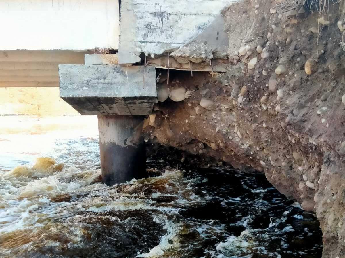 Фото В районе Бурятии размыло подпору моста через реку