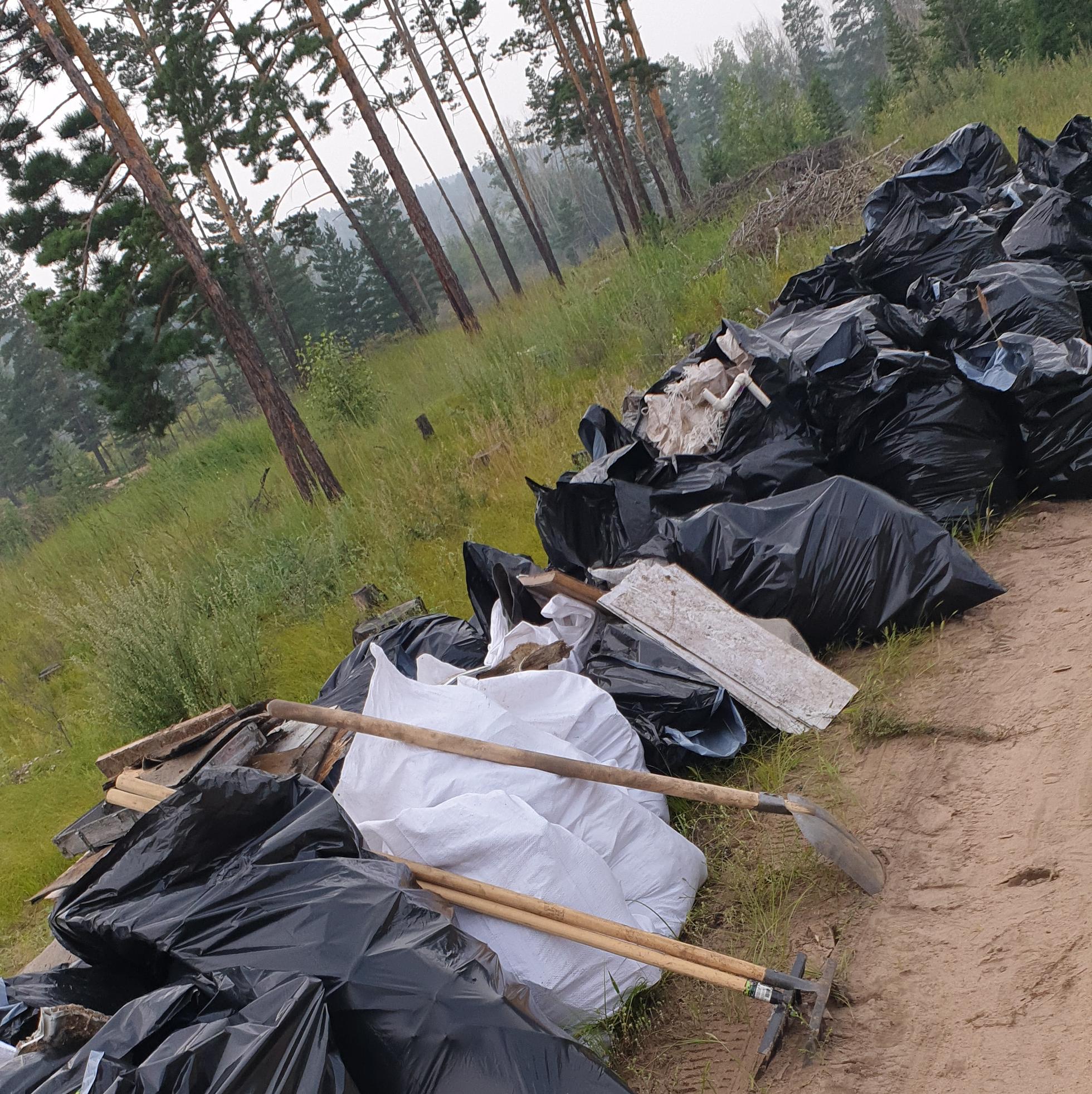 Фото Волонтеры собрали в пригороде Улан-Удэ более 200 мешков с мусором