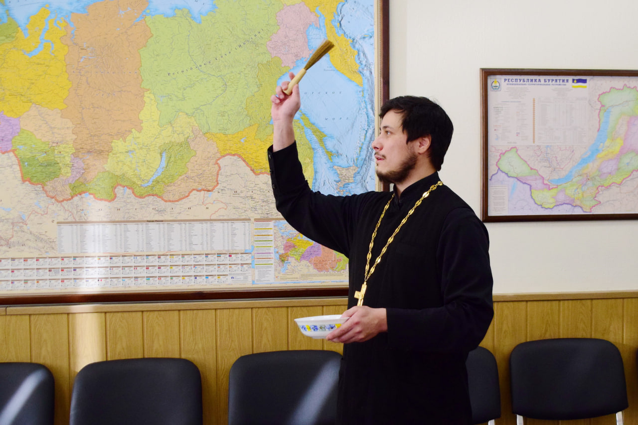 Фото Священнослужитель окропил святой водой здание УФСИН Бурятии