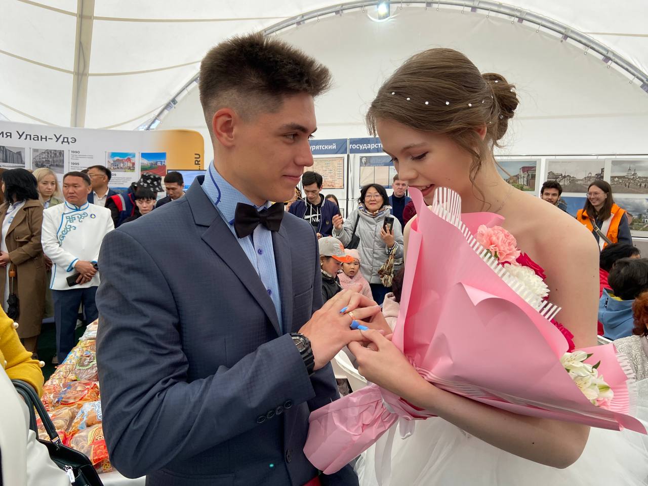 Фото Пара из Улан-Удэ вступила в брак на празднике в честь юбилея Бурятии