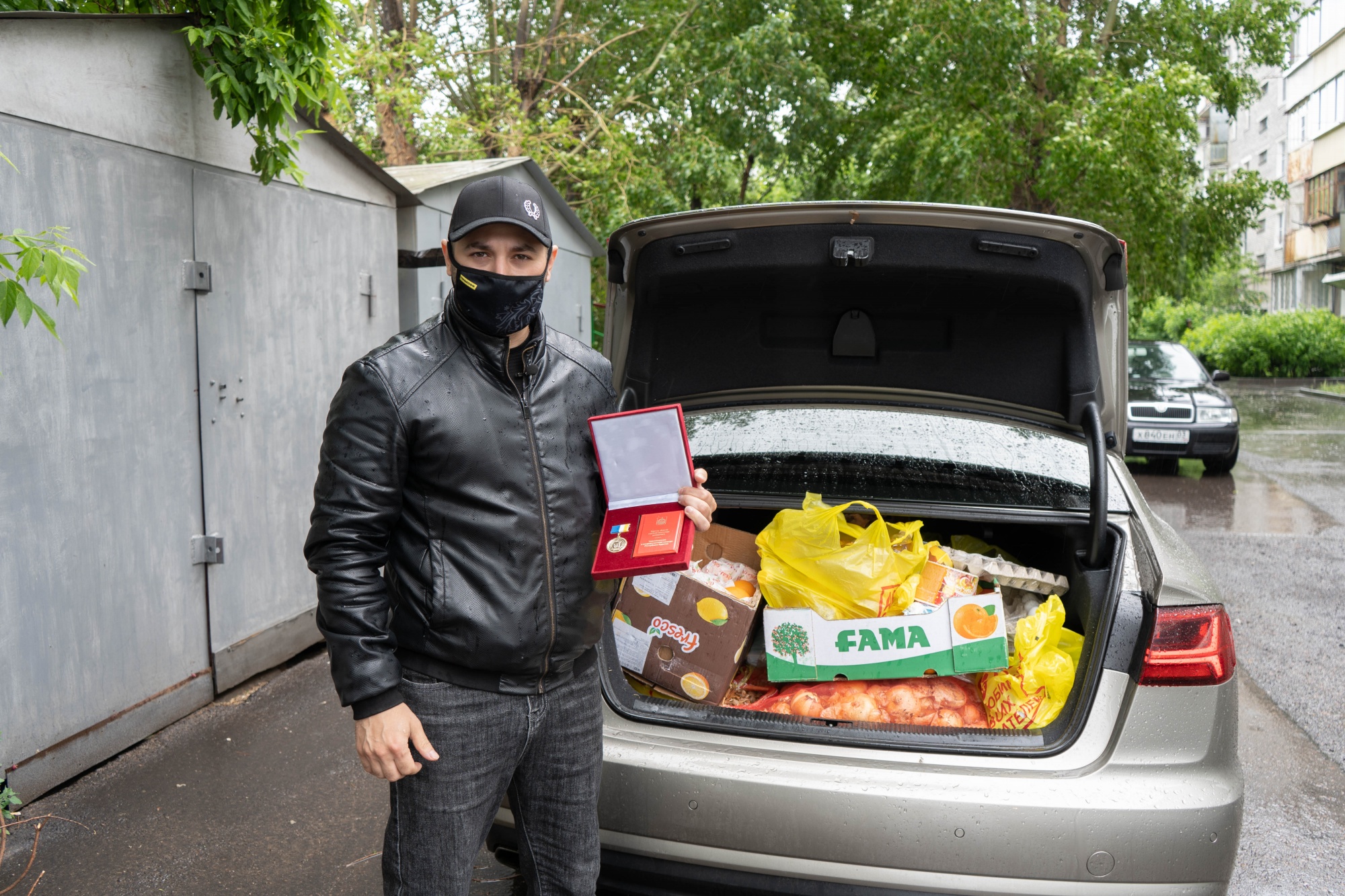 Фото В Улан-Удэ бизнесмен Халид Гейдаров вновь бесплатно раздает нуждающимся пакеты с продуктами