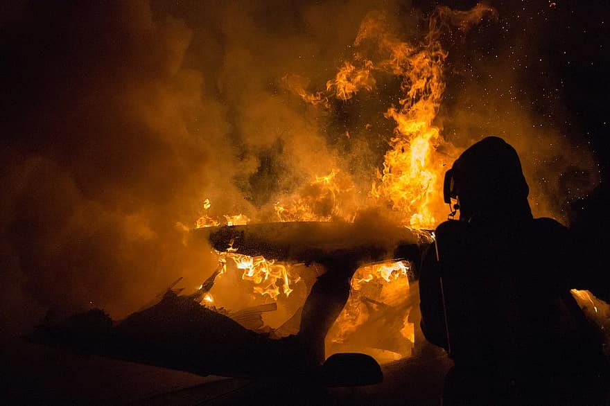 Фото На севере Бурятии сгорел гараж с автомобилем внутри 