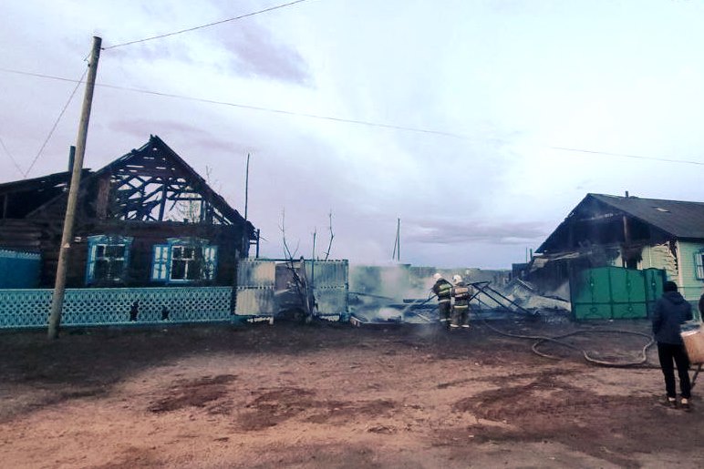 Фото У жителя Бурятии сгорели гараж, «Тойота Корона» и уличный туалет