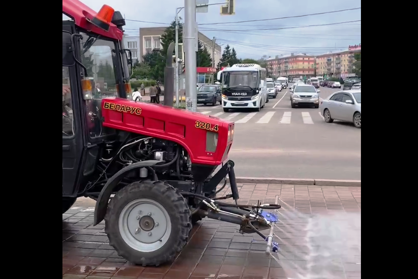 Фото Тротуары в Улан-Удэ каждый день будет мыть трактор «Беларус»