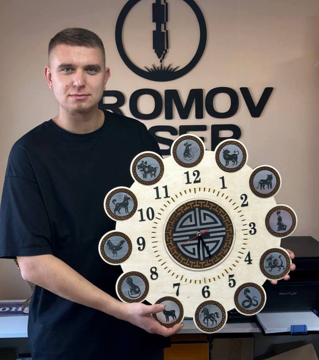 Фото Все чаще к мастеру в Бурятии стали обращаться военнослужащие для изготовления именных жетонов