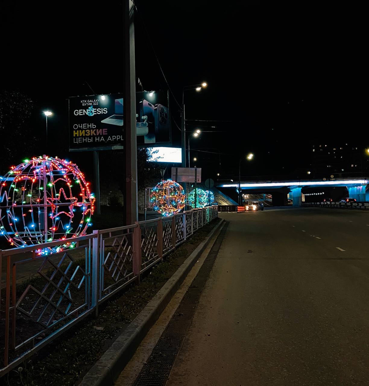 Фото Десятки сказочных световых шаров украсили улицы Улан-Удэ 