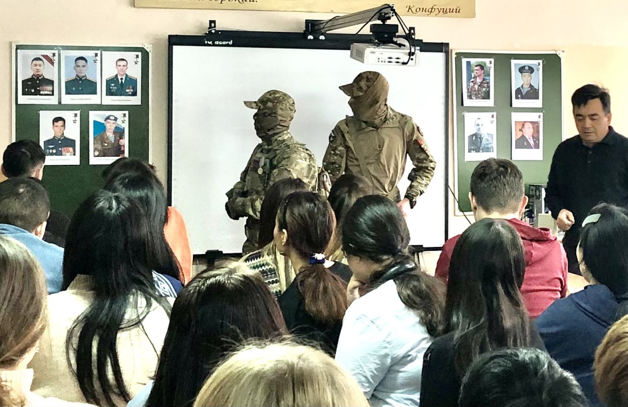 Фото В Улан-Удэ студенты Колледжа искусств встретились с бойцами спецназа «Гром»