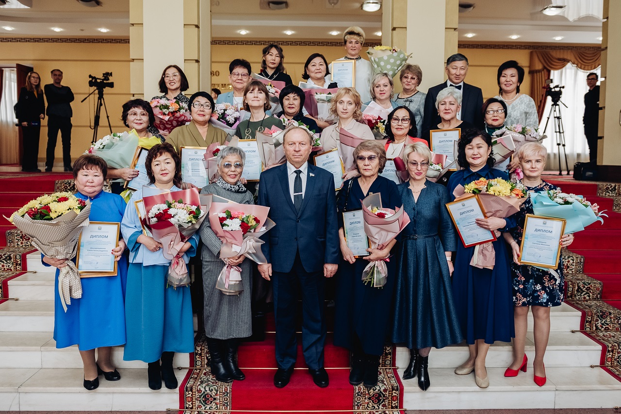 Фото В Улан-Удэ состоялось награждение лучших учителей Бурятии